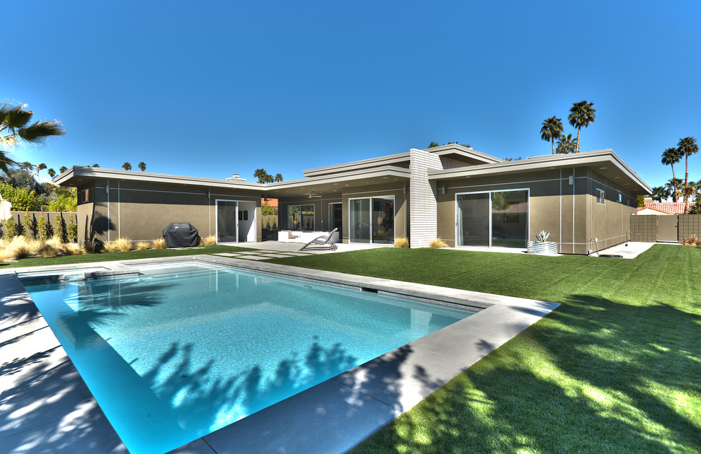 Photo of a small midcentury one-storey green exterior in Orange County.