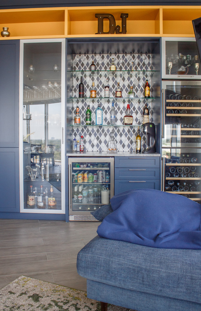 Diseño de bar en casa en L clásico renovado sin pila con armarios estilo shaker, puertas de armario azules, salpicadero multicolor y salpicadero de azulejos de vidrio