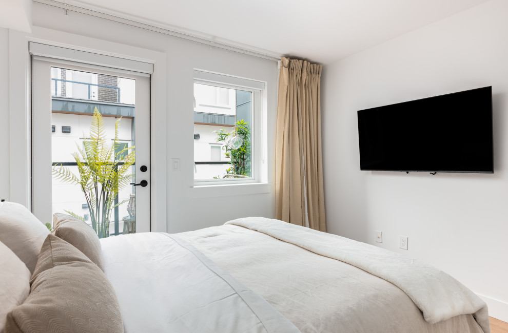 Foto de dormitorio principal actual pequeño con paredes blancas, suelo laminado, suelo beige y casetón