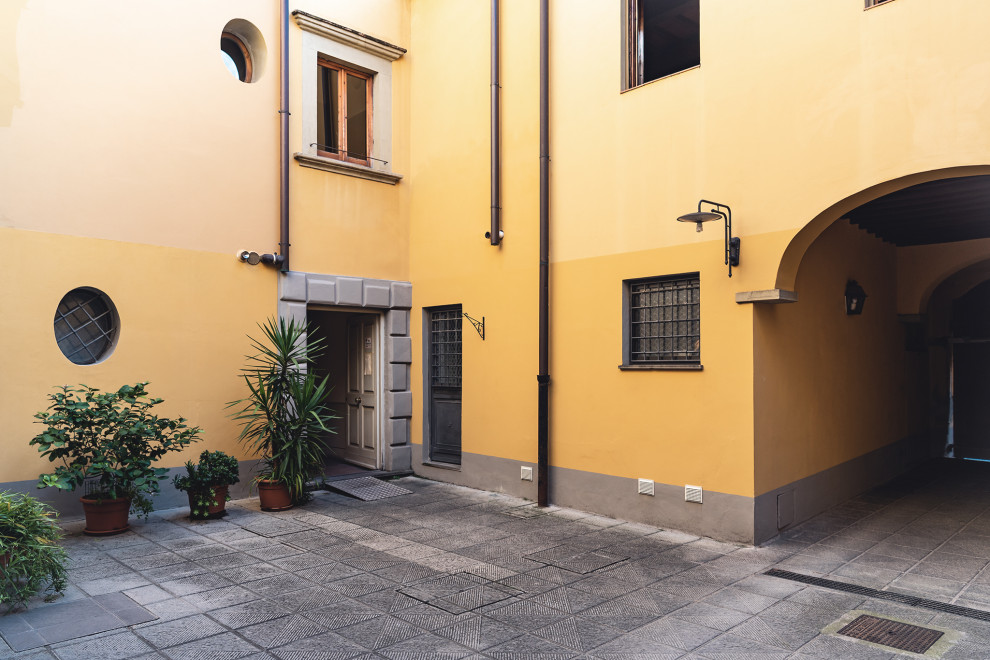フィレンツェにある低価格の巨大なトラディショナルスタイルのおしゃれな家の外観 (黄色い外壁、アパート・マンション) の写真