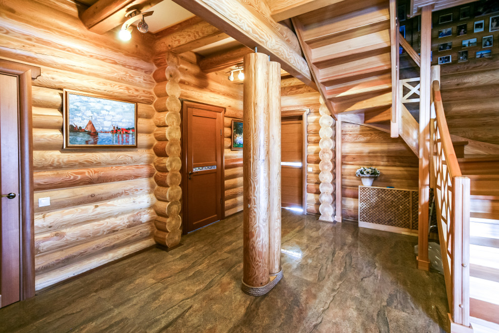 Коридор в деревянном доме из оцилиндрованного бревна