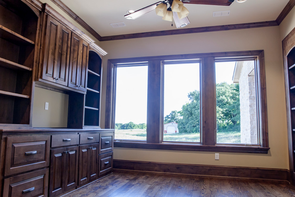 Example of a transitional home design design in Dallas