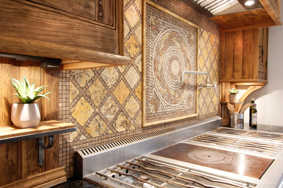 Inredning av ett rustikt mycket stort svart svart kök, med luckor med upphöjd panel, skåp i mellenmörkt trä, brunt stänkskydd och stänkskydd i mosaik