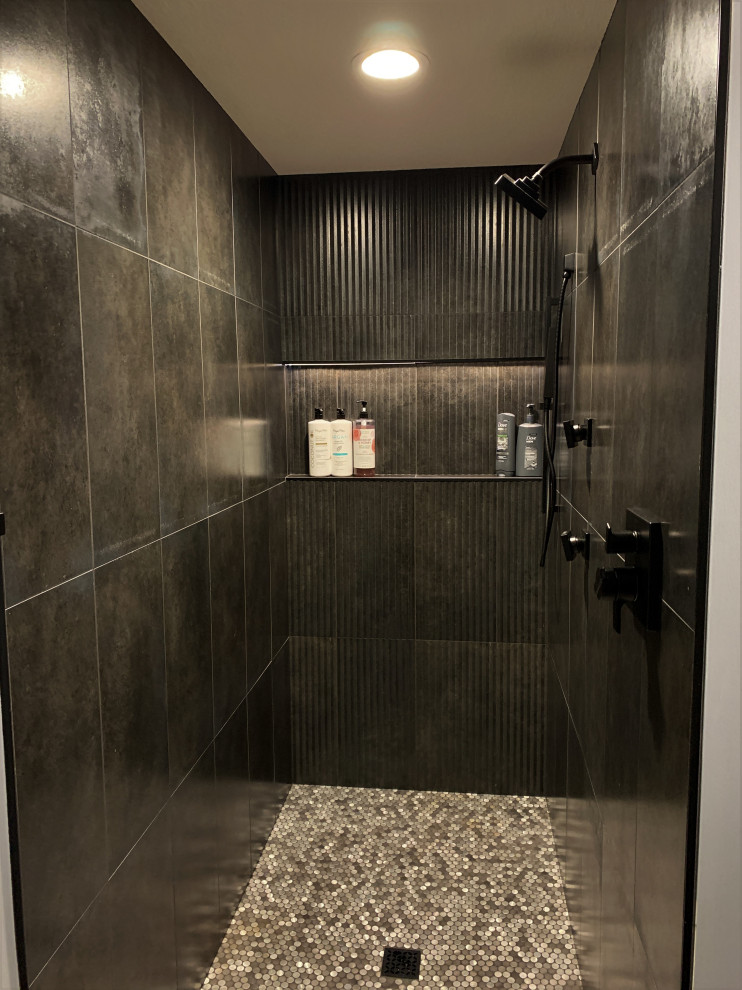 Idéer för ett mellanstort modernt flerfärgad badrum, med släta luckor, svarta skåp, en dusch i en alkov, svart kakel, porslinskakel, grå väggar, ett nedsänkt handfat, bänkskiva i kvarts, grått golv och med dusch som är öppen