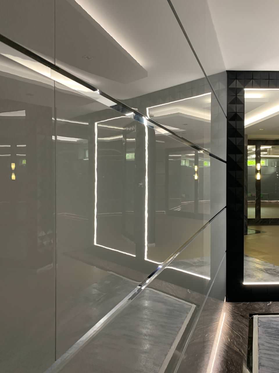 Стеновая панеляция зоны бассейна и спортзала в частном доме