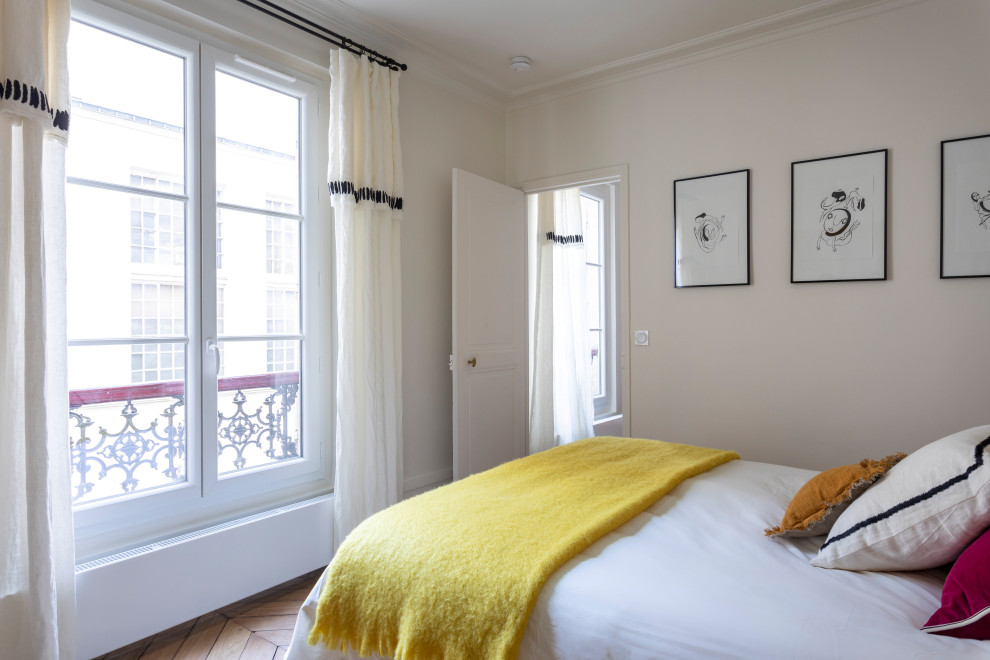 Chambre parentale?[Exemple de chambre parentale With un mur blanc, parquet clair, une cheminée standard, un manteau de cheminée en plâtre and un sol marron.]:[Exemple de chambres parentales With un mur blanc, parquet clair, une cheminée standard, un manteau de cheminée en plâtre and un sol marron.]