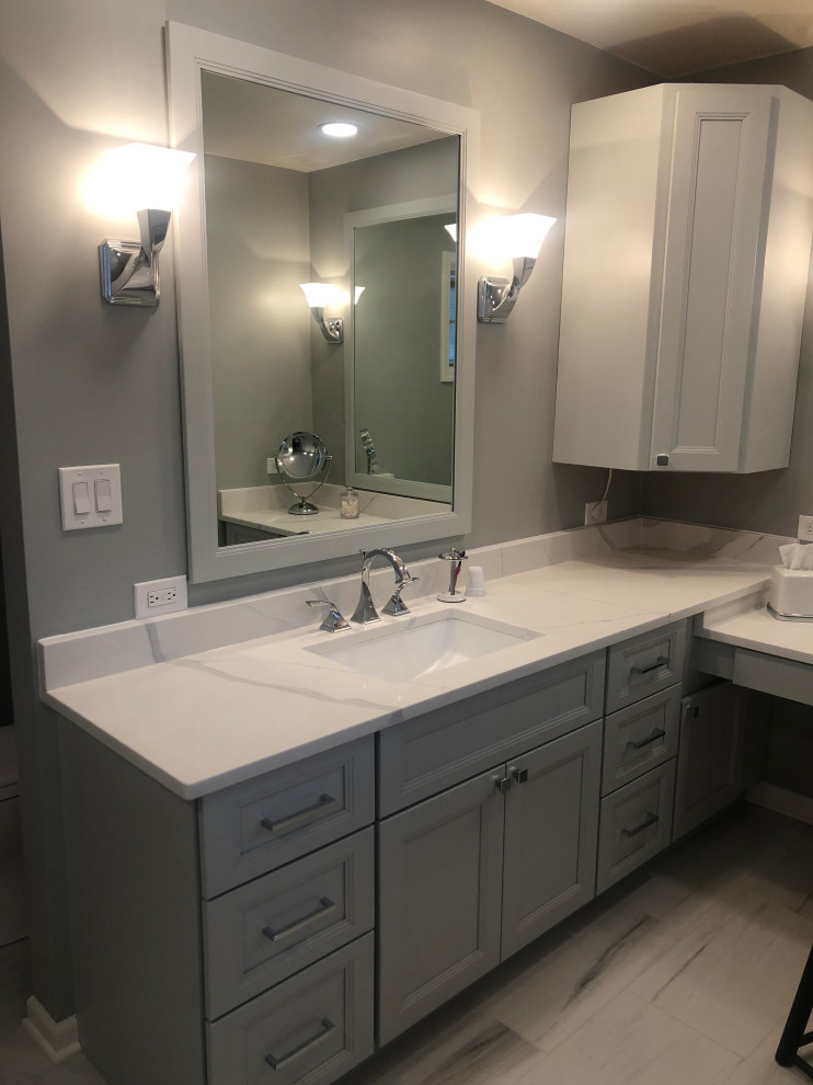 Example of a transitional home design design in Chicago