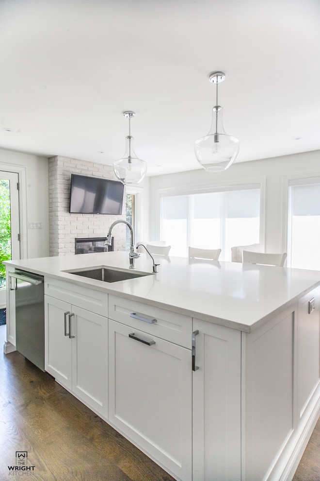 Kitchen - transitional kitchen idea in Toronto