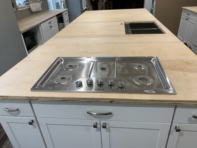 Kitchen - mid-century modern kitchen idea in DC Metro