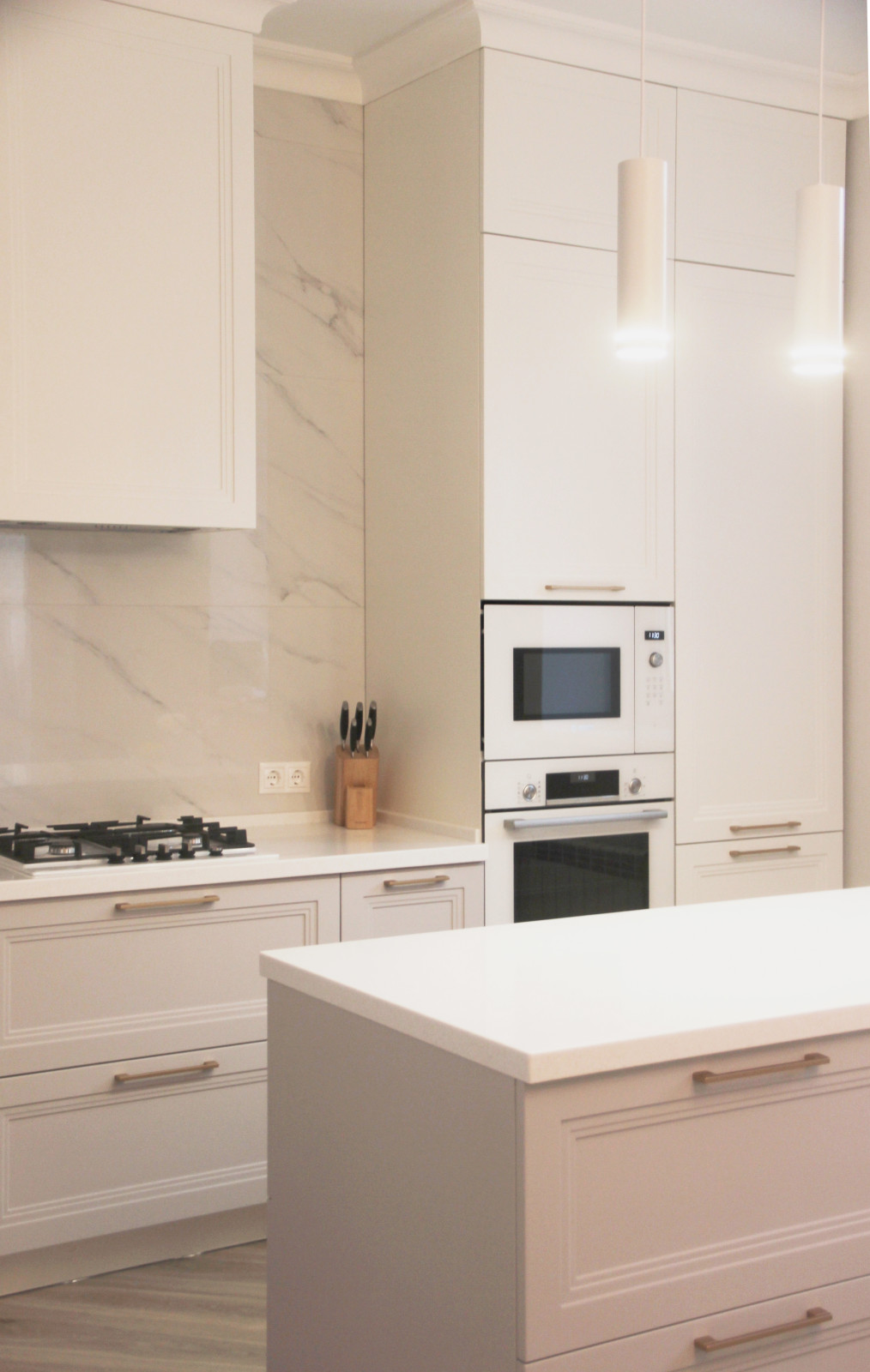 Угловая кухня с островом