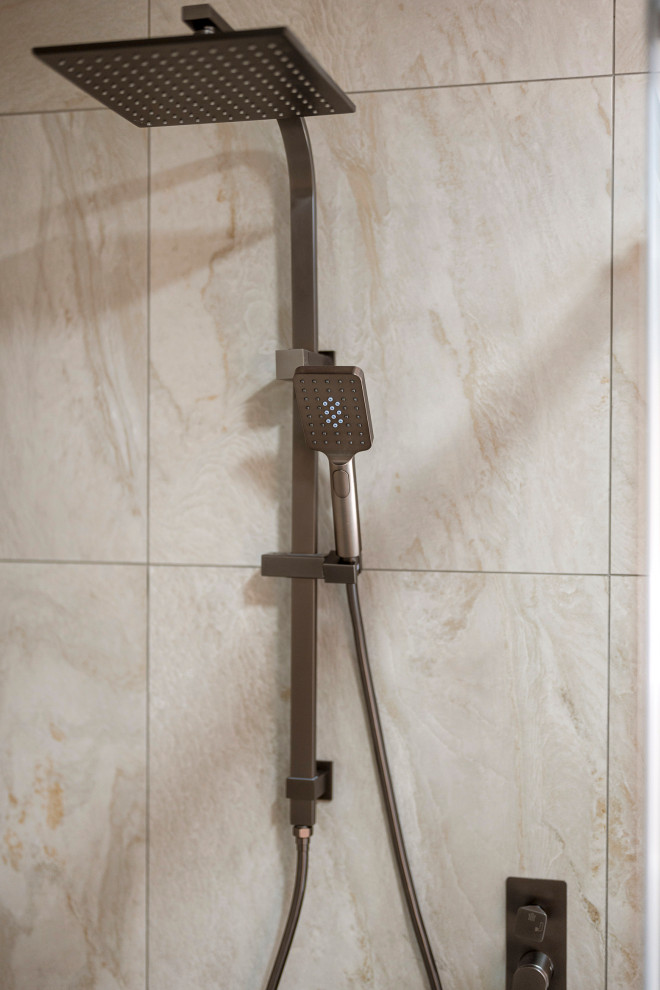 Inspiration for a modern bathroom in Sydney.