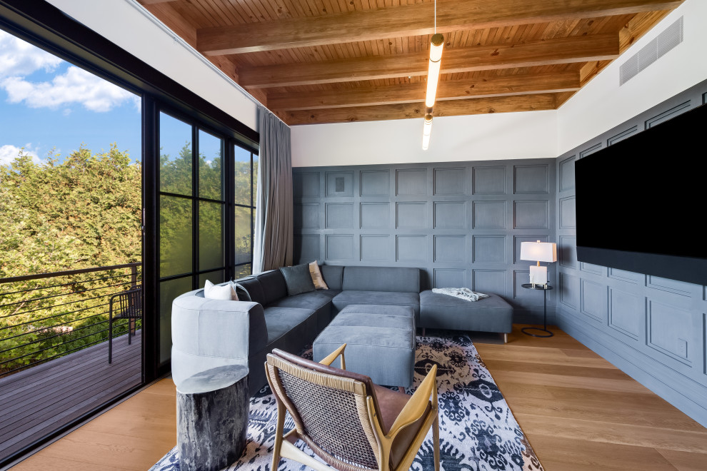 Exemple d'une salle de séjour chic avec un mur blanc, un sol en bois brun, aucune cheminée, un téléviseur fixé au mur, un sol marron, poutres apparentes et un plafond en bois.