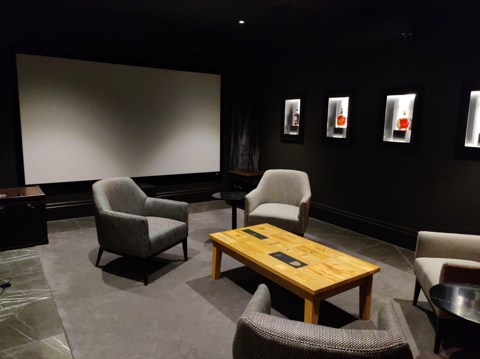 На фото: домашний кинотеатр среднего размера в стиле модернизм