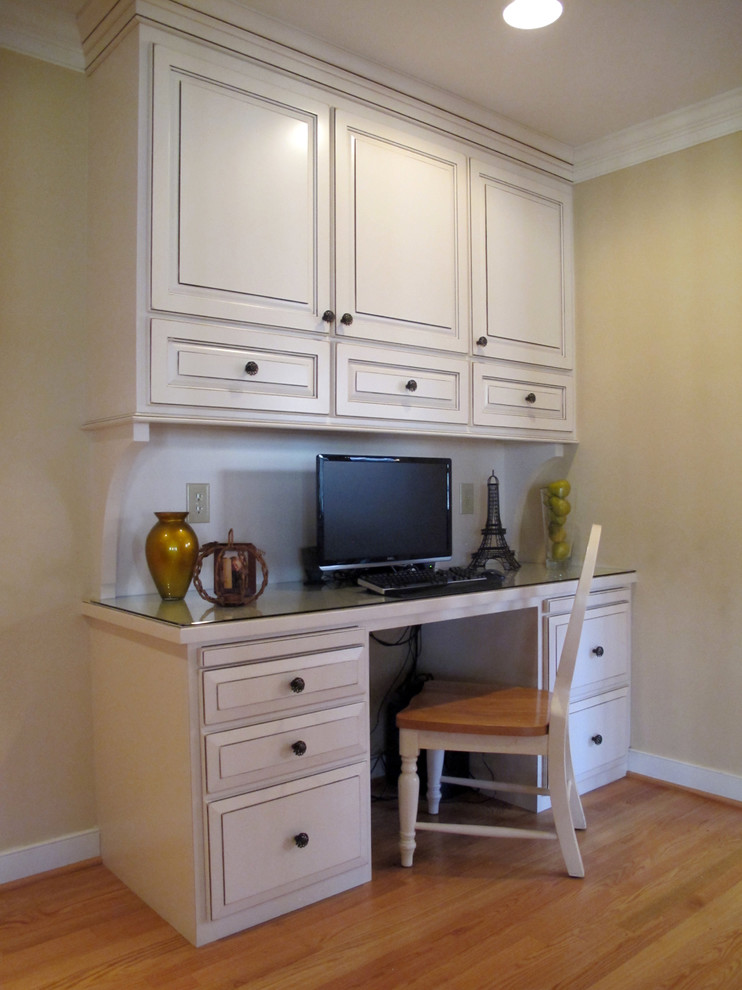 Design ideas for a traditional home office in Richmond.