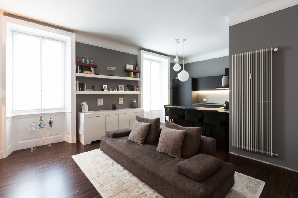 Cette photo montre une salle de séjour tendance de taille moyenne et ouverte avec un mur gris, parquet foncé, un téléviseur encastré et du papier peint.