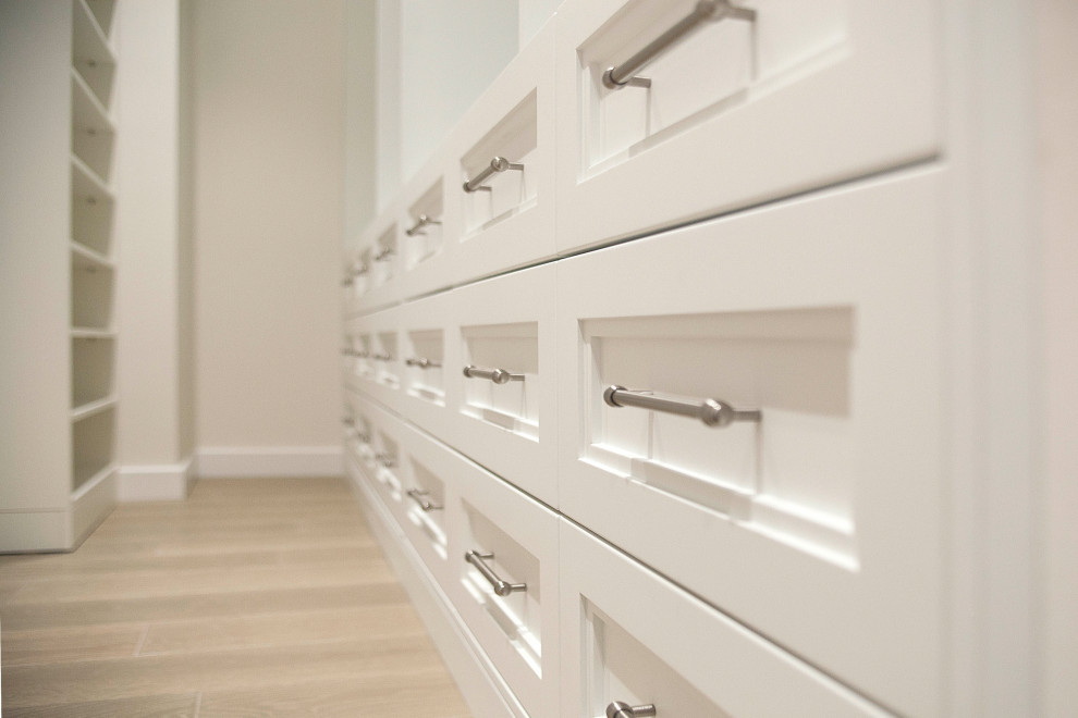 Фасады гардеробной выполненны из мдф ,покраска эмаль по Ral,матовый лак