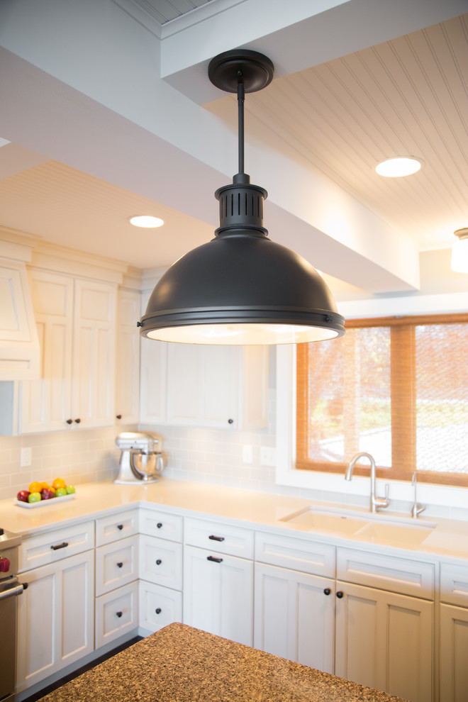 Example of a transitional home design design in Minneapolis
