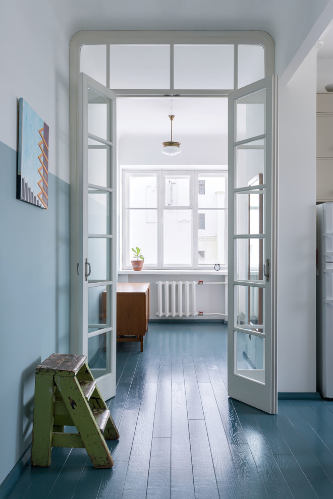 Идея дизайна: коридор в стиле ретро с белыми стенами, деревянным полом и синим полом