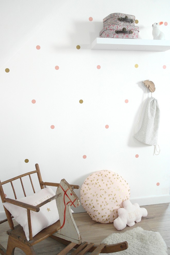 Cette photo montre une chambre de bébé scandinave.