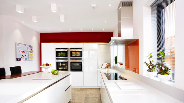 White Kitchen & Orange Splashback trendy-koekken