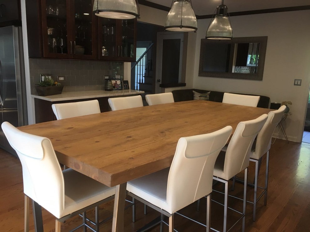 Example of a transitional home design design in Chicago