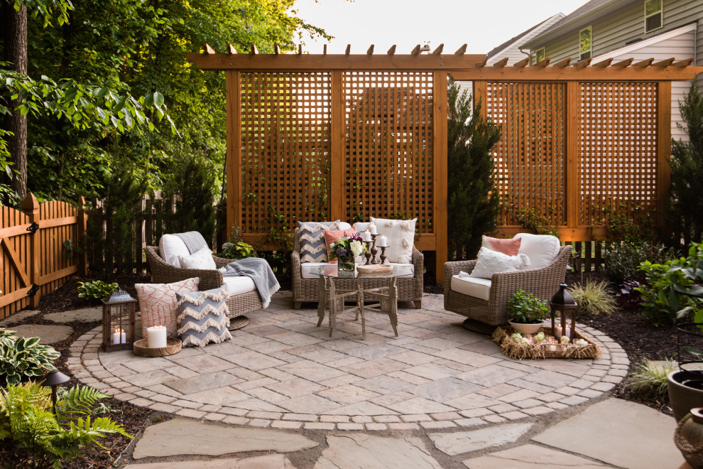 Идея дизайна: маленький двор на заднем дворе в стиле рустика с мощением тротуарной плиткой для на участке и в саду