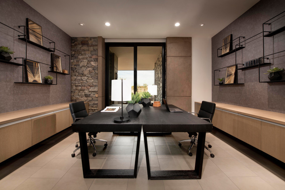 Стильный дизайн: большой кабинет в стиле модернизм с отдельно стоящим рабочим столом, бежевым полом и обоями на стенах - последний тренд