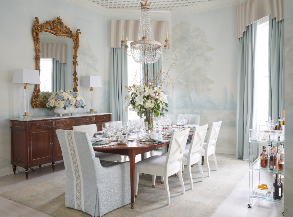 Aménagement d'une grande salle à manger ouverte sur le salon classique avec un mur multicolore, parquet clair, aucune cheminée, un sol blanc et du papier peint.