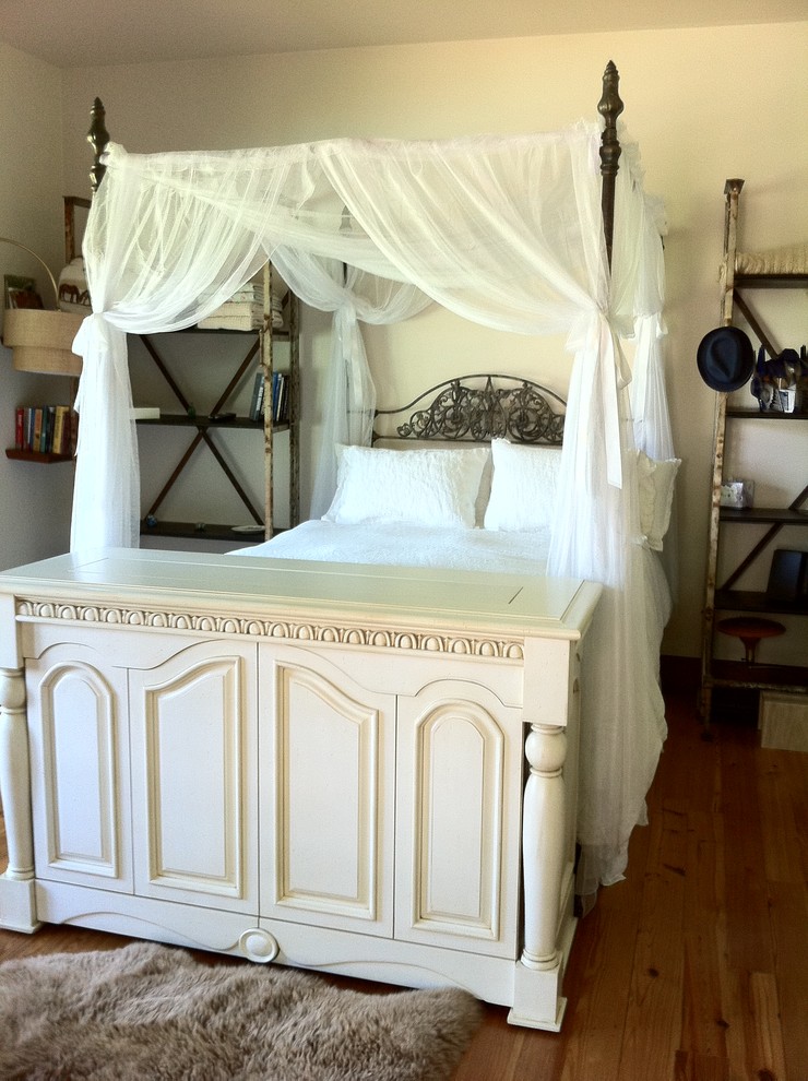 This is an example of a mid-sized traditional master bedroom in San Diego.