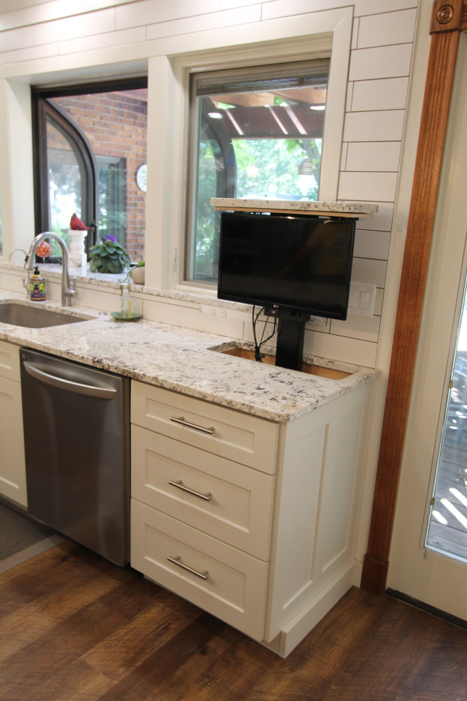Example of a mid-sized transitional kitchen design