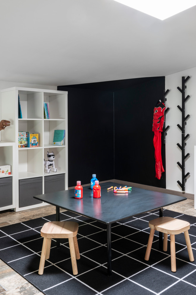 Immagine di una piccola e In mansarda cameretta per bambini minimalista con pareti bianche, pavimento in gres porcellanato e pavimento marrone