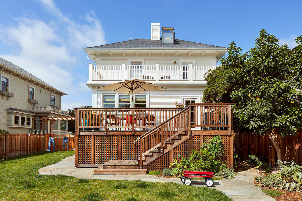 Design ideas for a traditional white house exterior in San Francisco with a shingle roof.