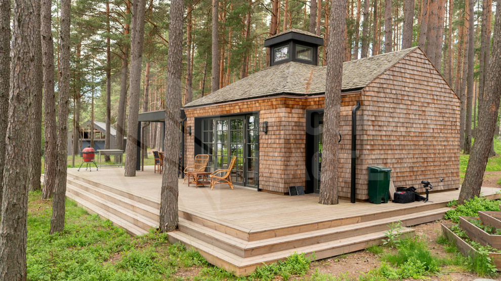 Современный дизайнерский дом с террасой и отделкой из дранки