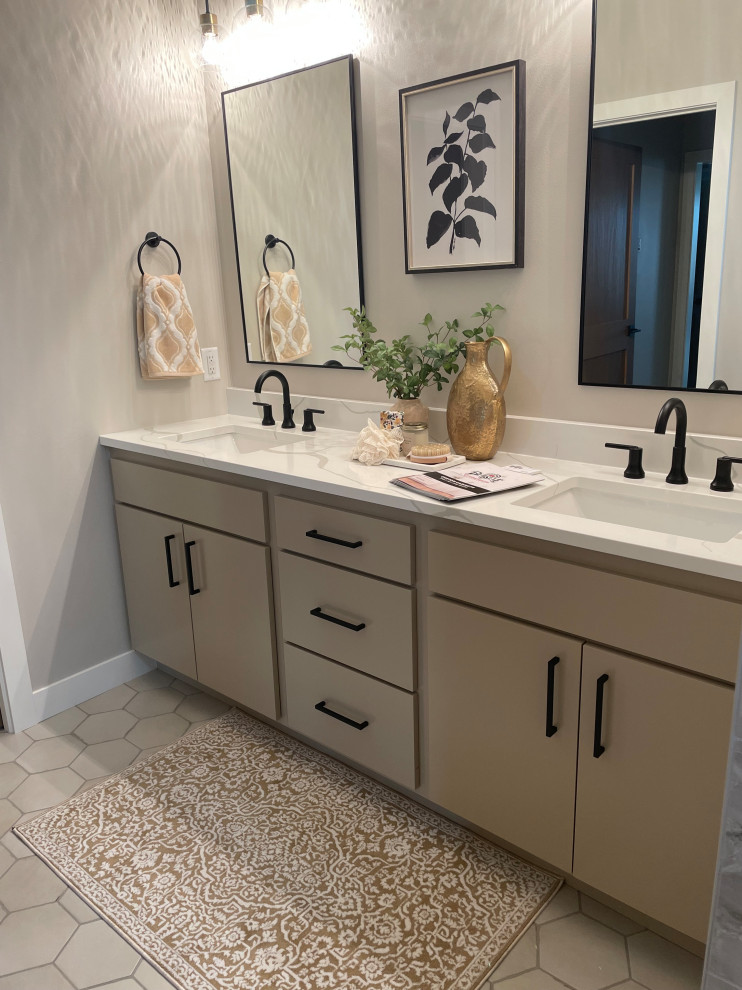 Immagine di una stanza da bagno padronale nordica di medie dimensioni con ante lisce, ante beige, due lavabi e mobile bagno incassato