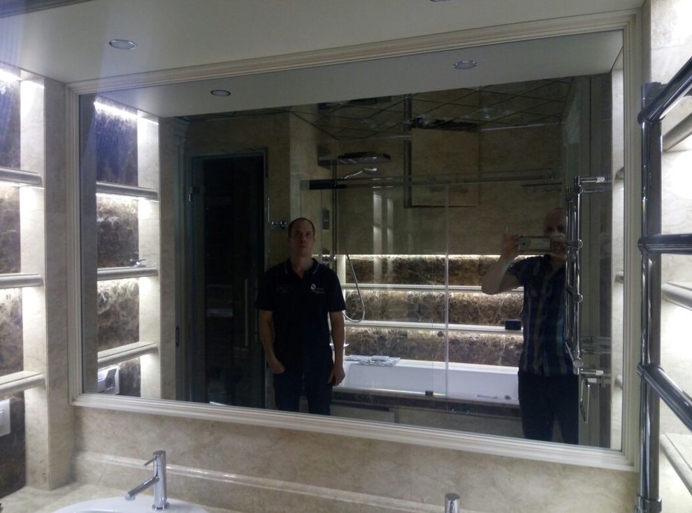 Зеркало телевизор от компании Mirrotech в ванной комнате.