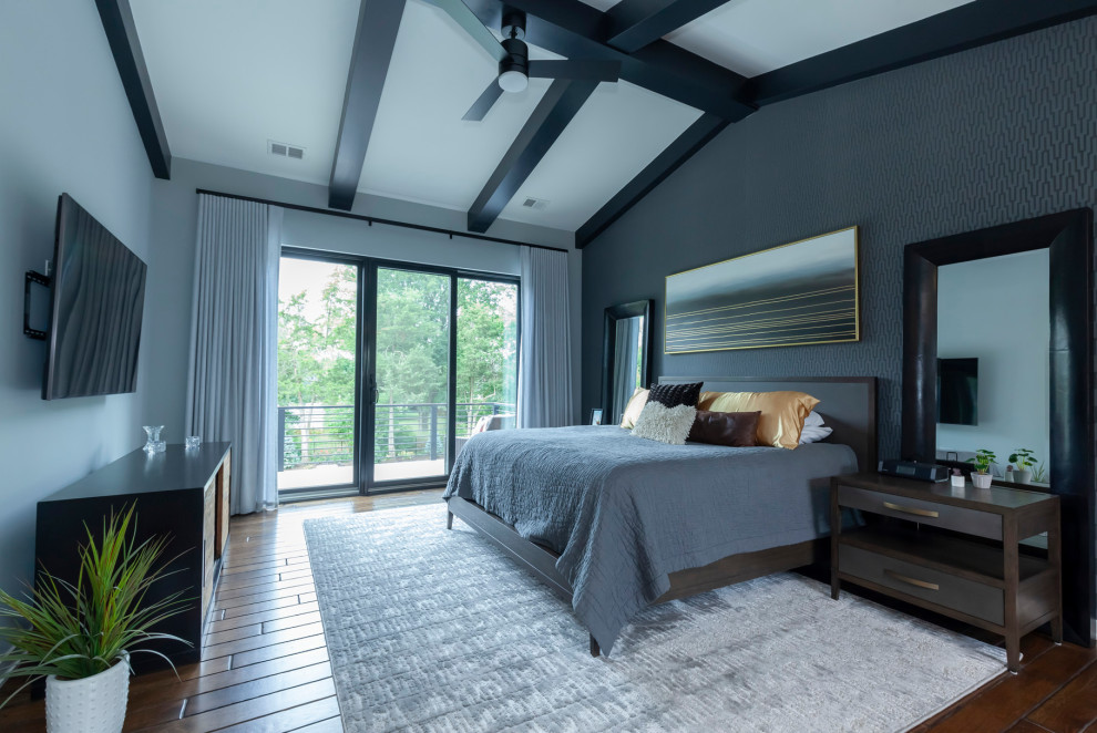 На фото: хозяйская спальня в современном стиле с синими стенами, темным паркетным полом, фасадом камина из плитки, коричневым полом и балками на потолке с