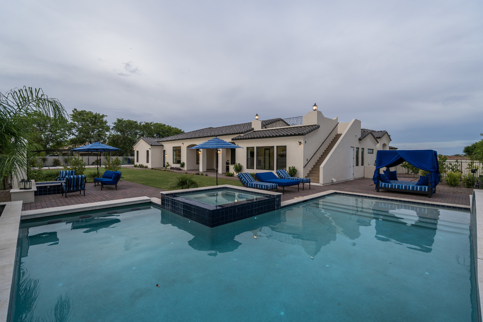 Transitional home design photo in Phoenix