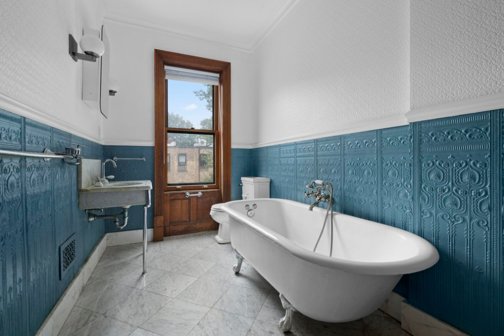 Exempel på ett mellanstort klassiskt grå grått badrum med dusch, med öppna hyllor, grå skåp, ett badkar med tassar, en toalettstol med hel cisternkåpa, blå kakel, kakel i metall, blå väggar, klinkergolv i keramik, ett nedsänkt handfat, granitbänkskiva och grått golv