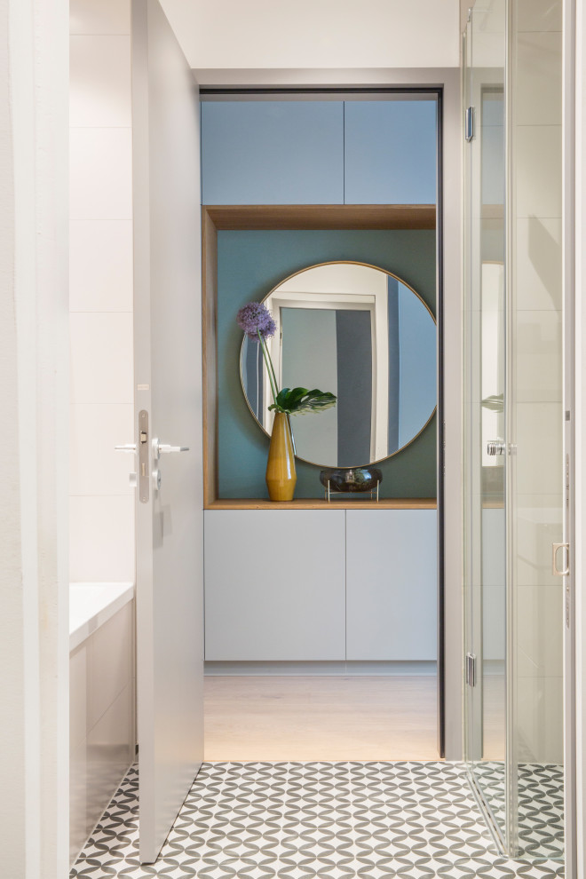Design ideas for a mid-sized midcentury master bedroom in Berlin with grey walls, light hardwood floors and beige floor.