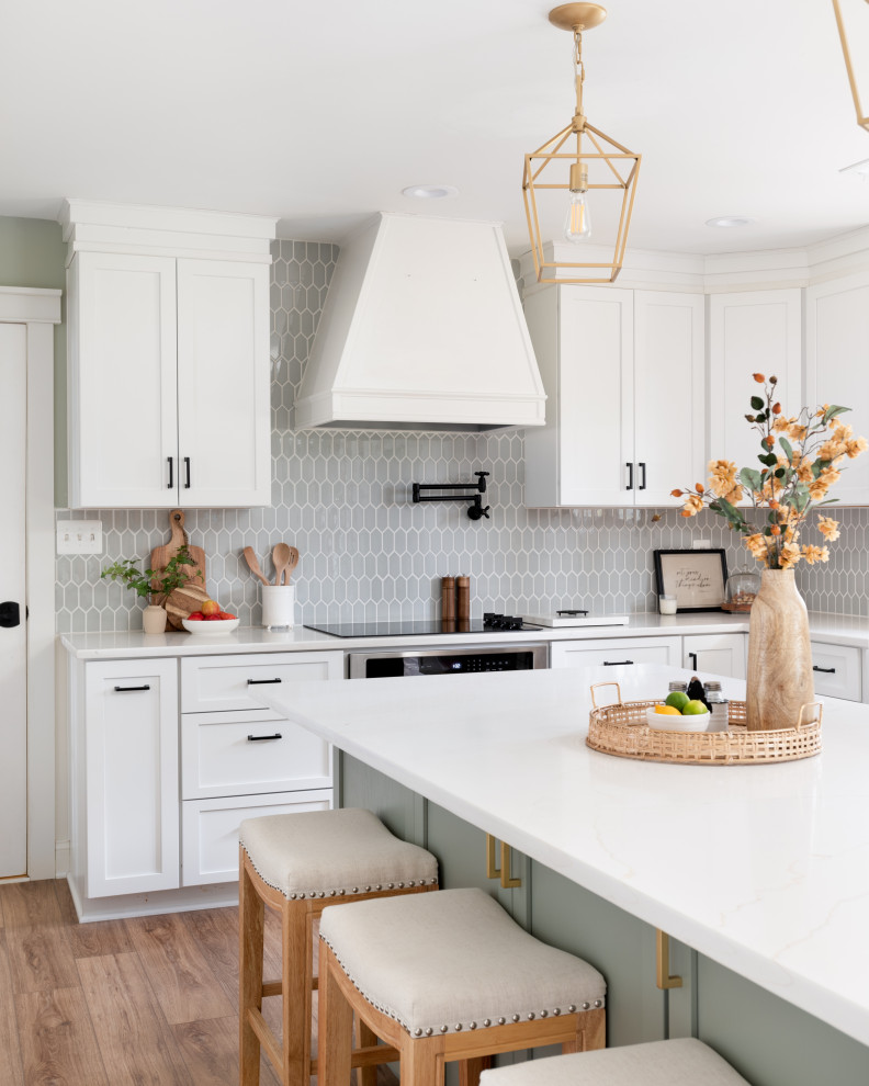 Idéer för ett mellanstort klassiskt vit kök, med en rustik diskho, skåp i shakerstil, vita skåp, bänkskiva i kvarts, grönt stänkskydd, stänkskydd i keramik, rostfria vitvaror, mellanmörkt trägolv, en köksö och brunt golv
