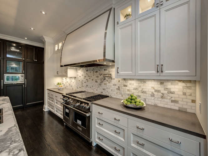 Transitional kitchen photo in Toronto