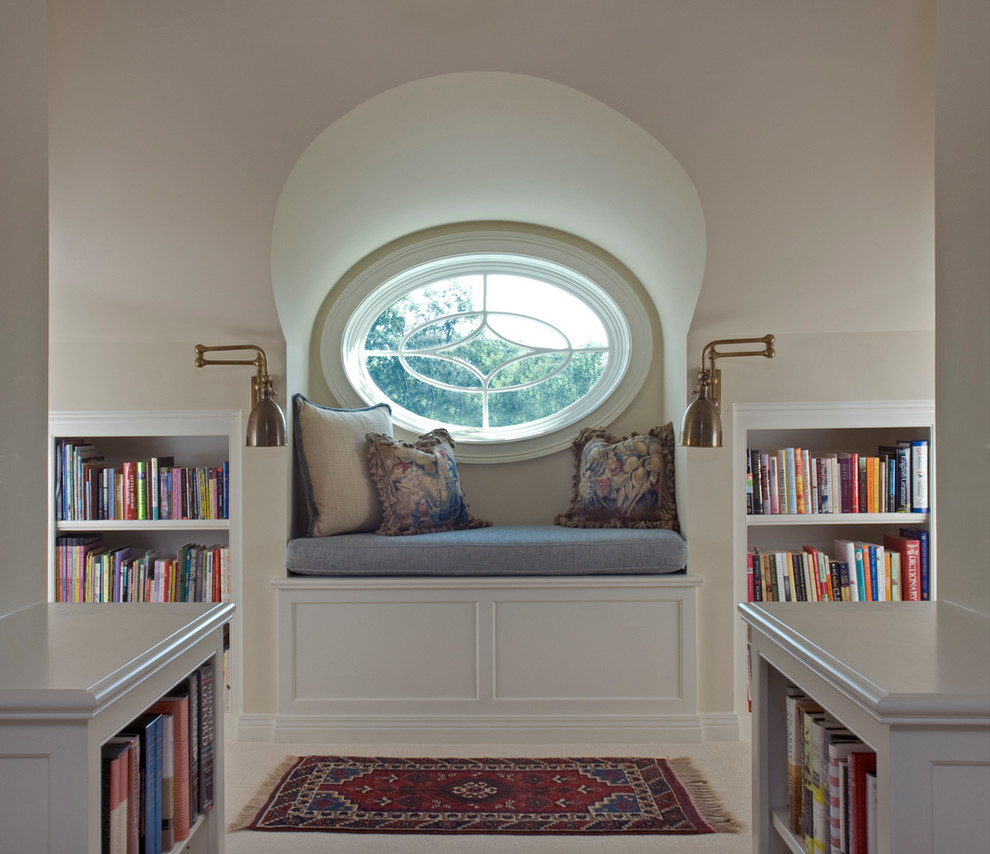 This is an example of a traditional family room in Cincinnati.