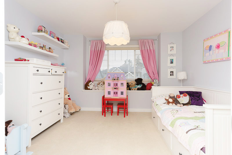 Design ideas for a mid-sized traditional kids' bedroom for kids 4-10 years old and girls in Vancouver with purple walls and carpet.