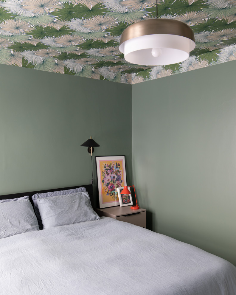 Источник вдохновения для домашнего уюта: хозяйская спальня среднего размера с зелеными стенами, ковровым покрытием, серым полом, потолком с обоями и акцентной стеной