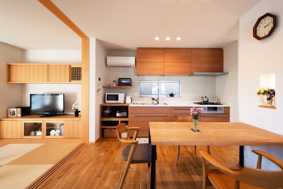 На фото: кухня-столовая среднего размера в стиле модернизм с белыми стенами, паркетным полом среднего тона, потолком с обоями и обоями на стенах без камина с