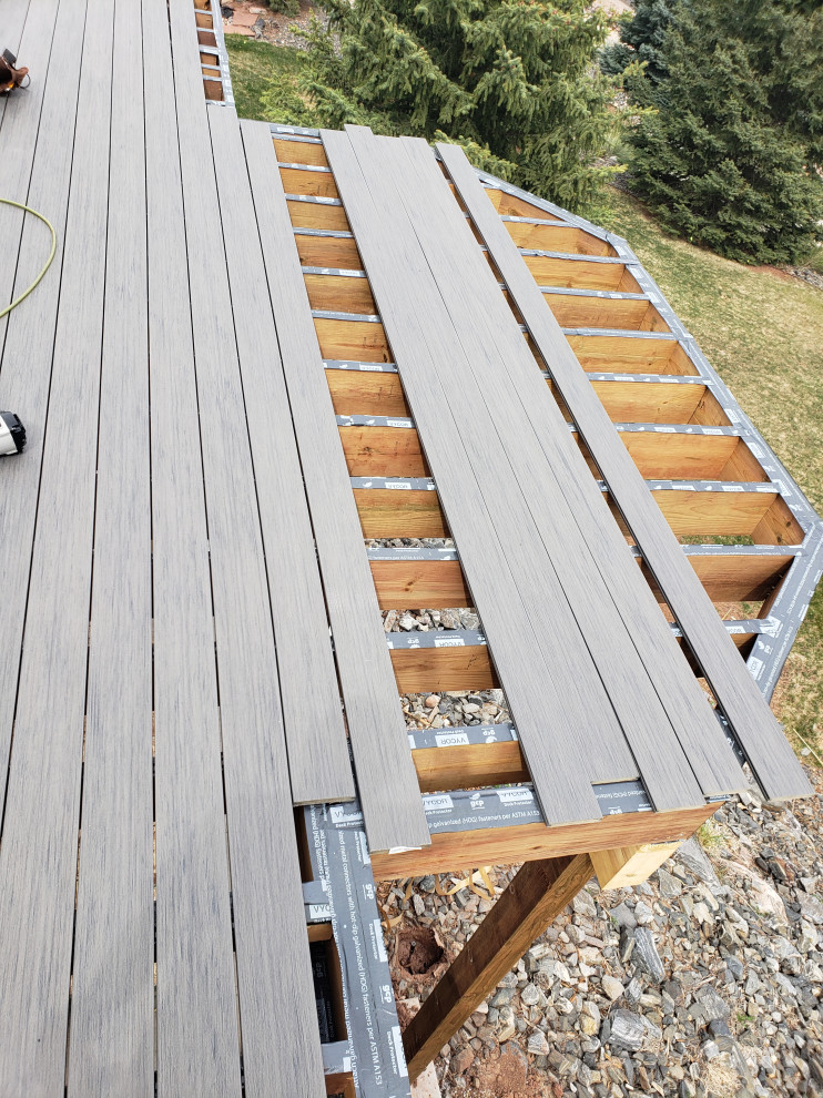 Example of a minimalist deck design in Denver