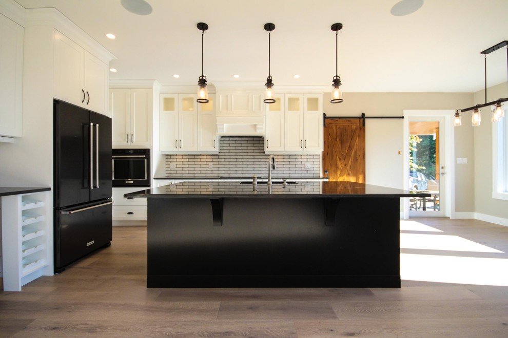 Transitional kitchen photo in Vancouver