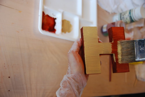 簡単DIY：家具修理のプロに習う、クラック塗料を使ったヴィンテージ風