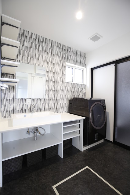 非日常を感じさせる家 moderno-bagno-di-servizio