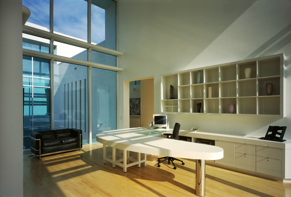 Design ideas for a modern home office in Tampa with a built-in desk.